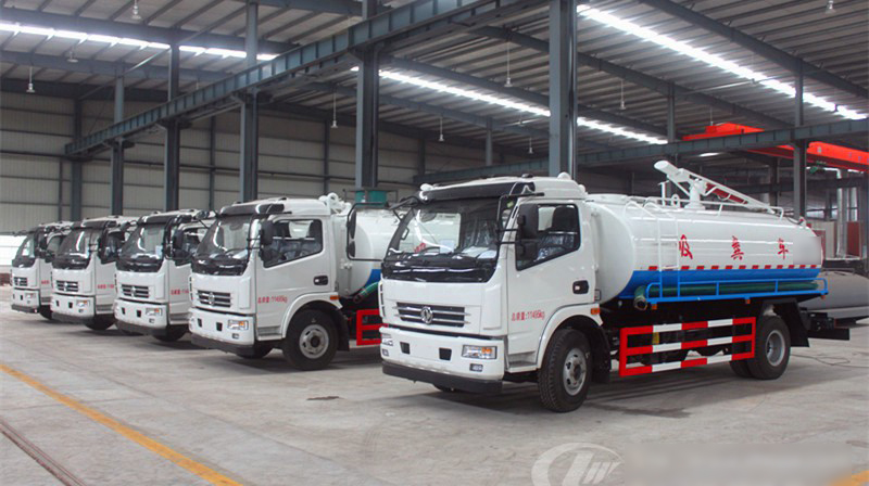 大連客戶在程力公司訂購(gòu)25臺(tái)東風(fēng)多利卡吸糞車(chē)