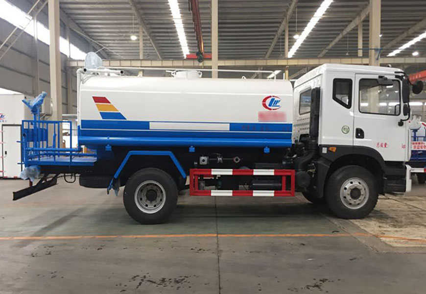 東風(fēng)D9多利卡灑水車(chē)