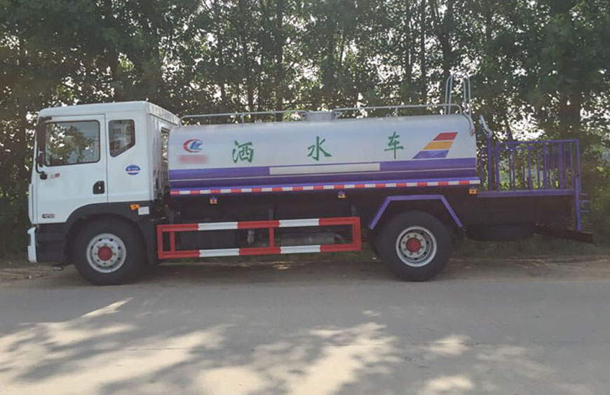 東風(fēng)D9多利卡灑水車(chē)
